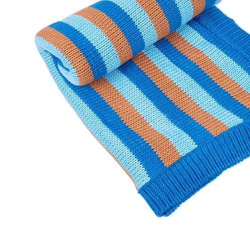Knitted baby blanket blue detail - Mary Tale